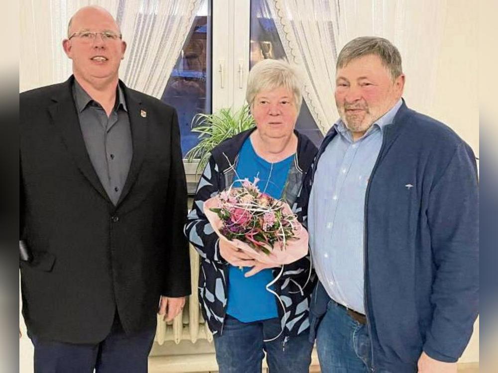 Vorsitzender Olaf Sauermann (l.), hier im Bild mit dem geehrten Norbert Mühlenschulte und Frau Sylvia.