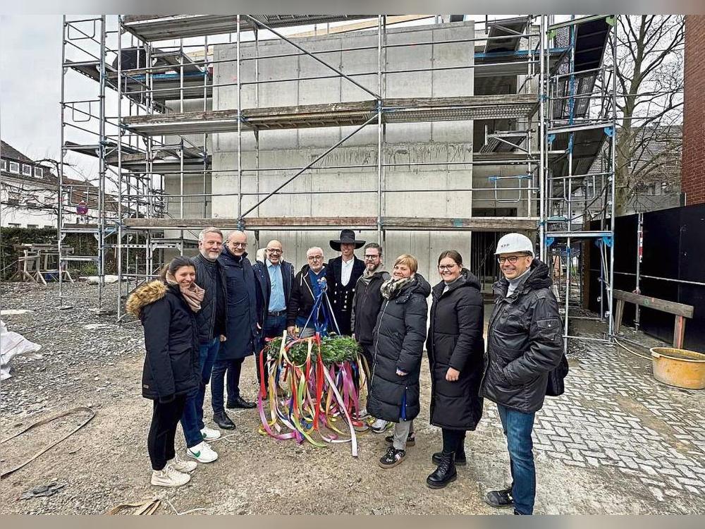 Ein Meilenstein ist geschafft: Mit Richtkranz und -spruch feierten Krankenhaus-Team, Architekten und Handwerker das Richtfest für den neuen Anbau der Kinderklinik. Foto: Cegelski