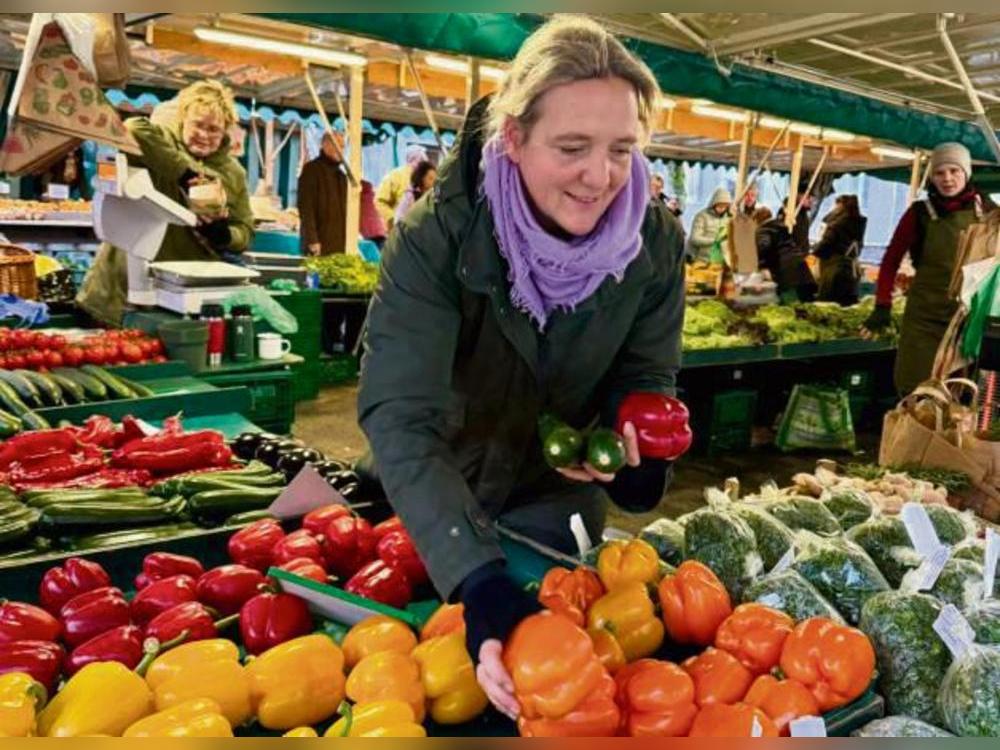 Ein Arbeitsplatz zwischen Vitaminen: Corinna Könighaus leitet in vierter Generation einen Obst- und Gemüsehandel.