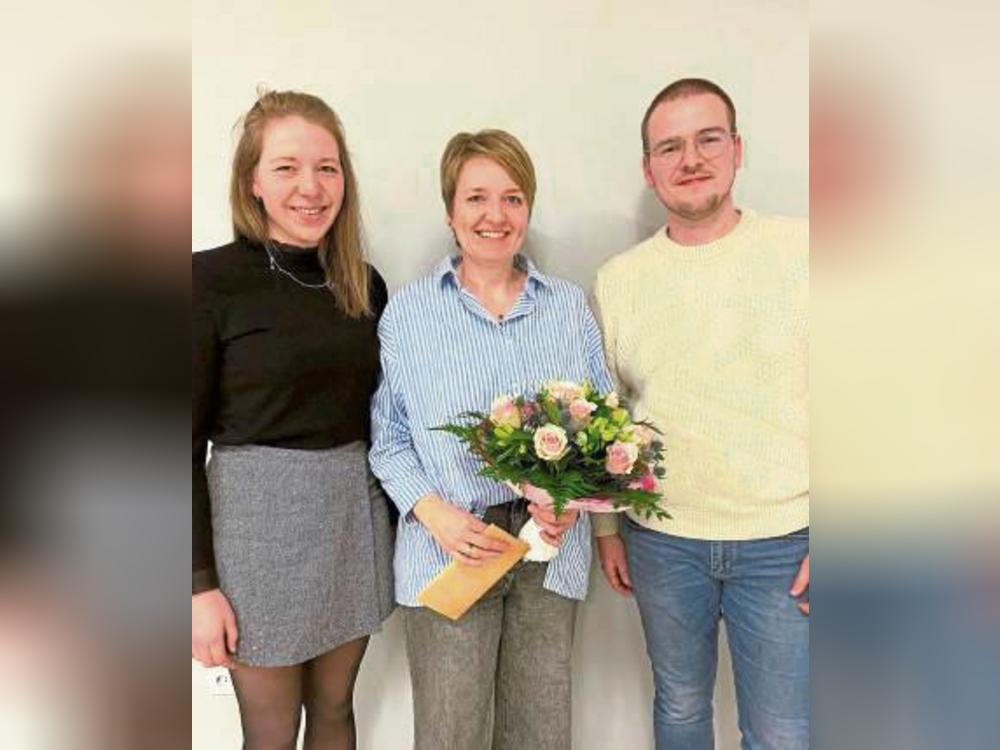 Für ihr Engagement dankten Marlen Hüske (l.) und Jonathan Blecke Ex-Geschäftsführerin Regina Arens. Foto: Kloer