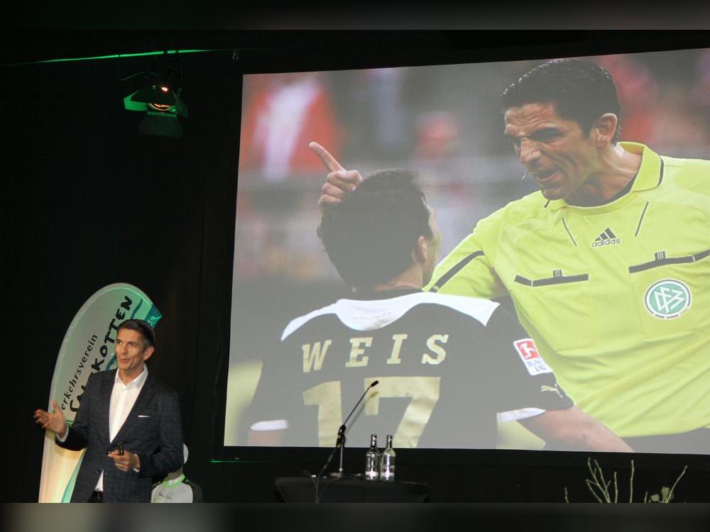 Das Bild, für das er sich heute schämt: Aytekin staucht einen Spieler zusammen. Foto: Schwade