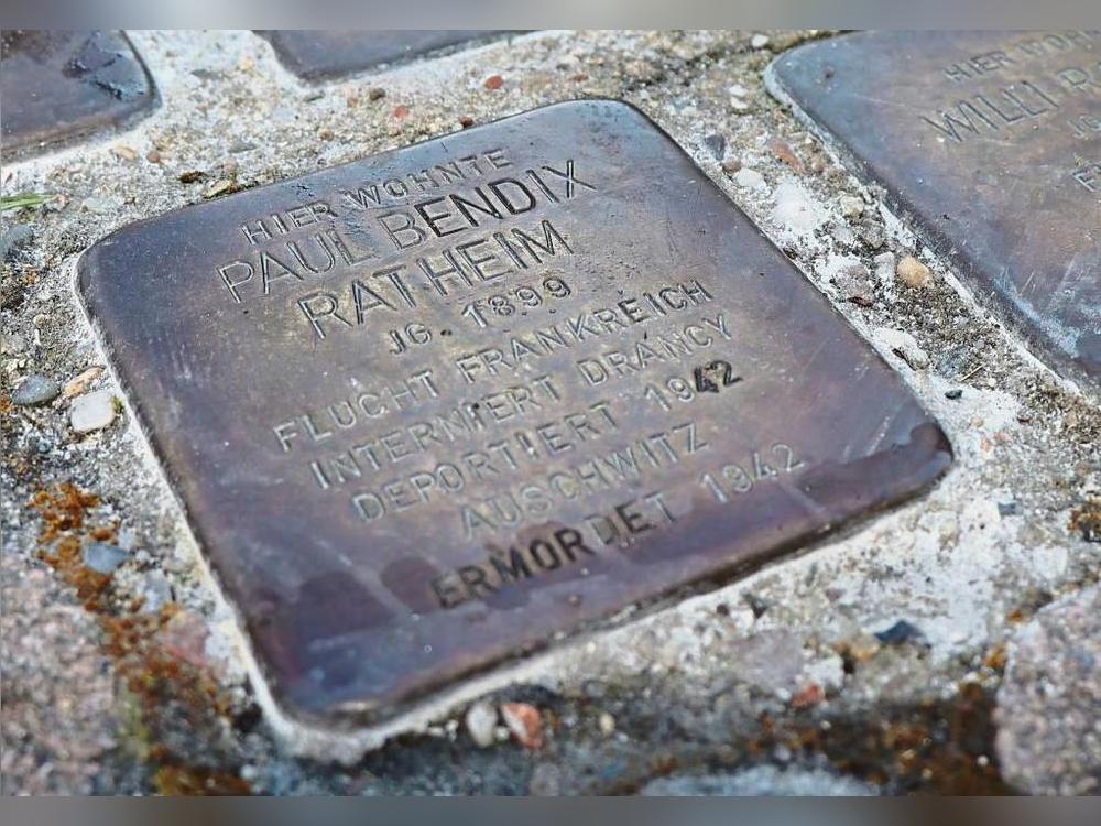 An der König-Heinrich-Straße 16 erinnert nur noch ein Stolperstein an den einstigen jüdischen Mitbürger Paul Bendix Ratheim. Das Haus der Familie ist verschwunden, das Grundstück, auf dem es einst stand, unbebaut. Foto: Dietz