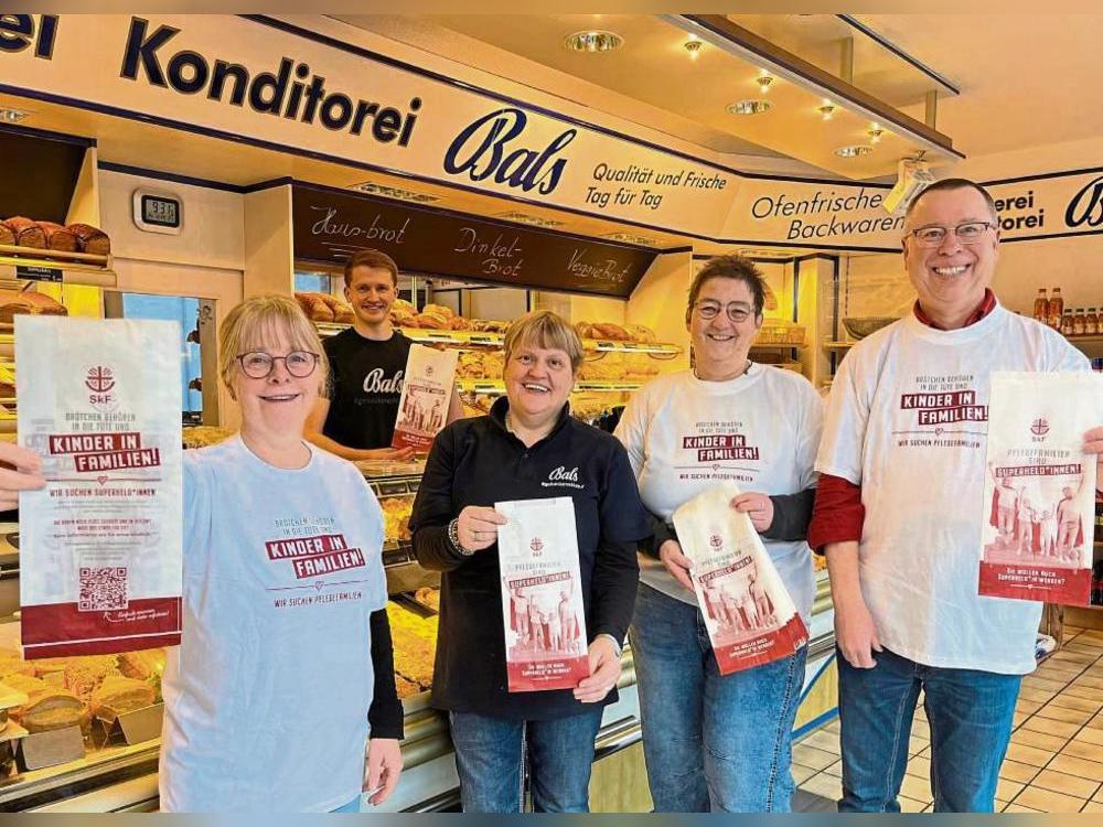 Brötchen, Brot und eine Botschaft: Der SkF Lippstadt sucht potenzielle Pflegeeltern über Brötchentüten. Unterstützung gibt’s dabei von der Bäckerei Bals – (v.l.) Christina Wolter, Michael und Christiane Bals, Ute Stockhausen und Dieter Horenkamp.