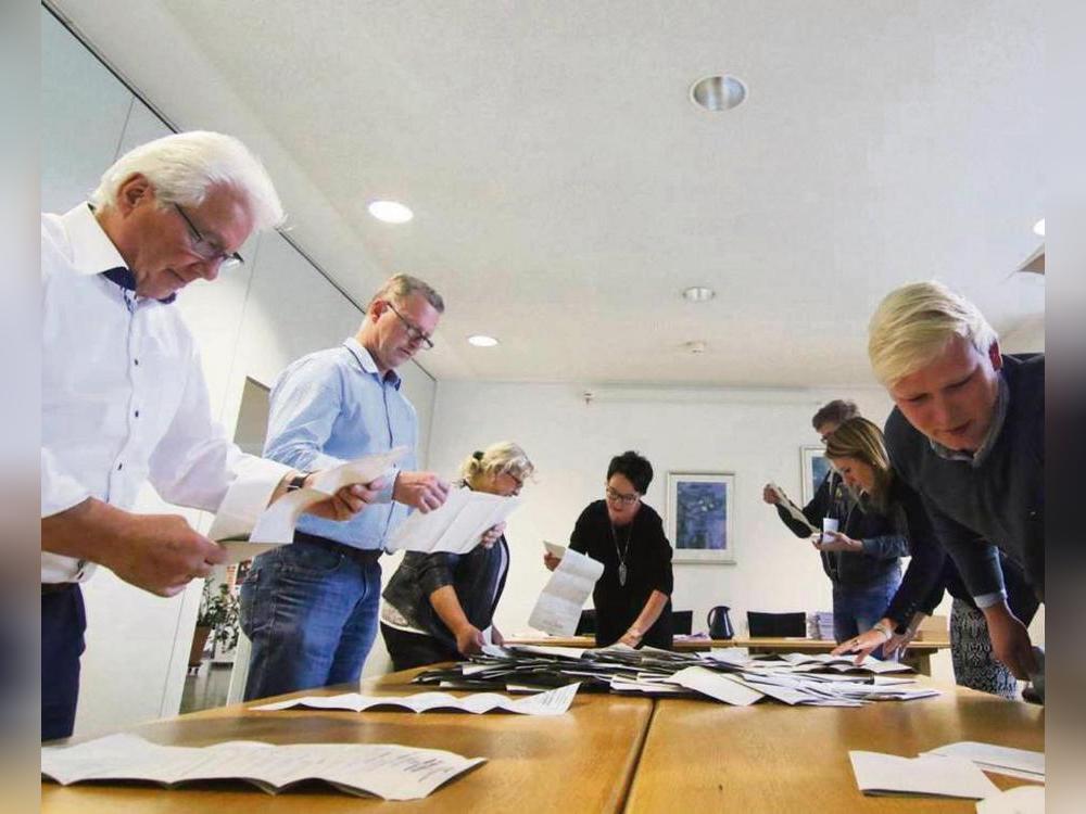 Eine verantwortungsvolle Aufgabe übernehmen die Wahlhelfer (hier ein Archivfoto aus dem Jahr 2017). Zur Bundestagswahl werden sie speziell geschult.