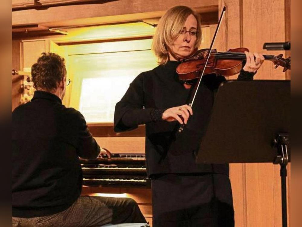 Georg Hellebrandt (Orgel) und Magdalena Rozanska (Violine) sorgten für besinnliche Stimmung. Foto: Laame