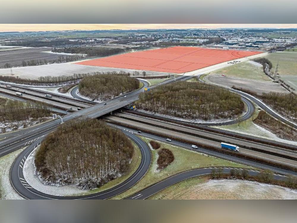 Optimal an das Fernstraßennetz angeschlossen liegt das geplante 25 Hektar große Erweiterungsgebiet Anröchte-West direkt an der Schnittstelle der Autobahn 44 mit der Bundesstraße 55. Foto: Eickhoff