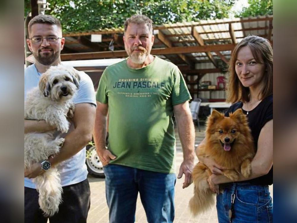 Tierschutzvereins-Vorsitzender Richard Böttcher (Mitte) hat das Tierheim in neues Fahrwasser geführt. Unter anderem stellte er mit Christian Lederle und Laura Schildmann ein neues Leitungsteam ein. Archivfoto: Puls