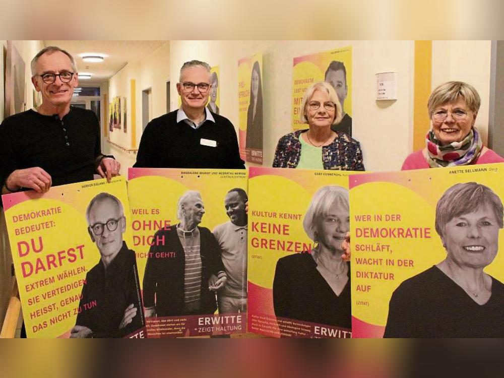 Werner Bielawa (FDP-Ratsmitglied), Nils Abelmann (MSV-Oberst), Gaby Kennepohl (Kulturring) und Anette Sellmann (Pastoralverbund) bei der Eröffnung der Ausstellung im Seniorenheim An den Salinen. Foto: Mintert