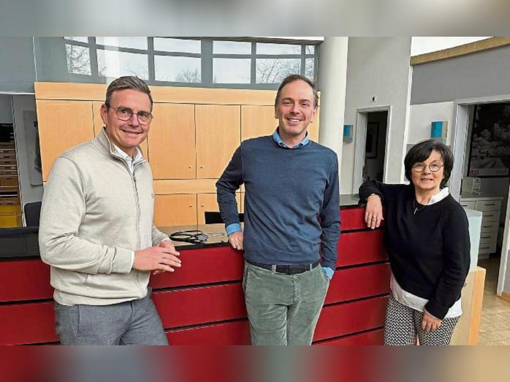 Willkommensbesuch in der Hausarztpraxis an der Delbrücker Straße (v.l.): Bürgermeister Andreas Sunder, Dr. Johannes Bußmann und Wirtschaftsförderin Renate Pörtner.