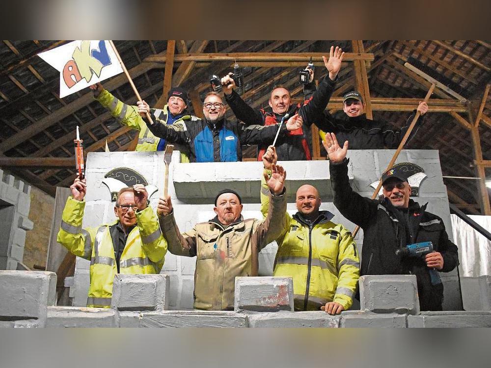 Das Team der Wagenbauer des AKV stimmt sich auf dem eingelagerten Prinzenwagen auf Karneval ein. Fotos: Giannakis