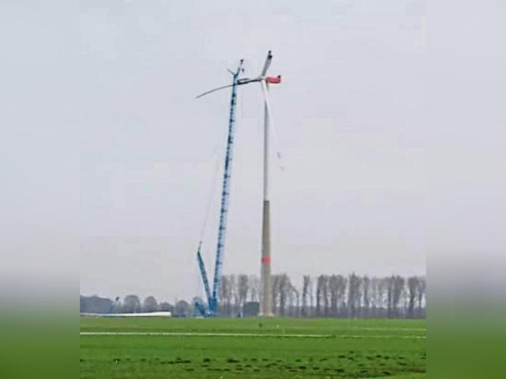 Nach der Havarie wird das Windrad in Benteler jetzt repariert. Foto: Schwade