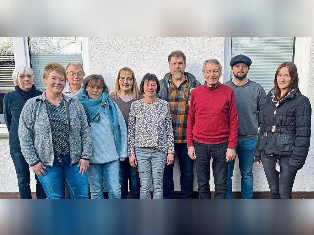 Der aktuelle Vorstand des Tierschutzvereins (v.l.): Birgit Stiebing (Kassenprüferin), Yvonne Vossmann (Schatzmeisterin), Karl-Heinz Korbmacher (angestellter Kassierer), Petra Wirths (Schriftführerin), Susanne Rudat (Kassenprüferin), Bianka Böttcher-Ehling (zweite Vorsitzende), Richard Böttcher (Vorsitzender), Otto Lütjens (Ehrenvorsitzender), Christian Lederle und Laura Schildmann (beide Tierheim-Leitung).