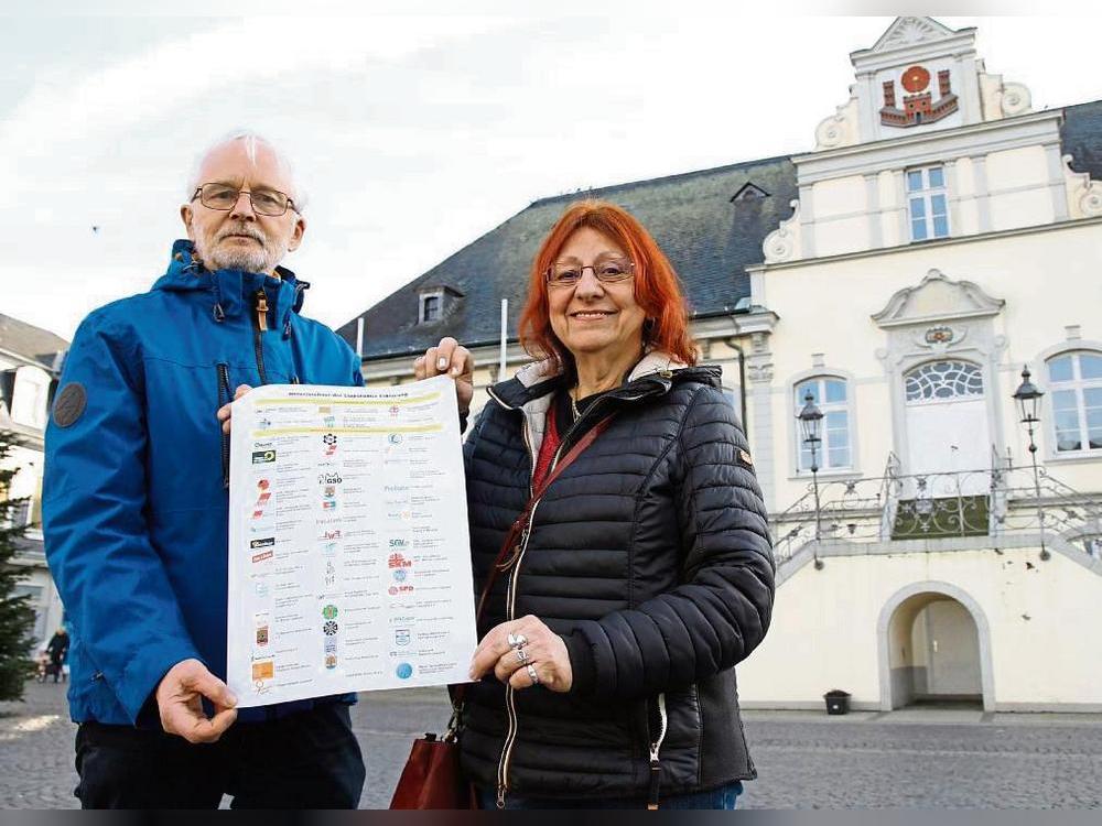 Rufen zur Unterzeichnung der Lippstädter Erklärung auf: Michael Tack und Margot Bell vom Lippstädter Netzwerk für Frieden und Solidarität. Foto: Rückert