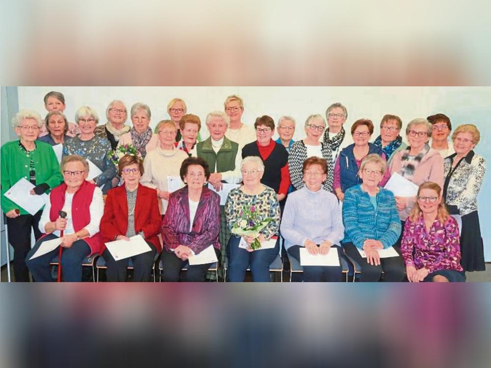 Bianca Bußmann (knieend r.) und Kornelia Volmer (stehend 3. v. l.) dankten den Jubilarinnen sowie den ausscheidenden Mitarbeiterinnen im Besuchsdienst Irmgard Gerwin (sitzend M.) und Marlies Schmidt (stehend, 6. v. l.).