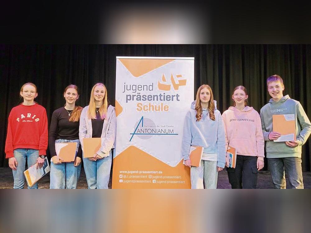 Perfekt präsentiert: Anna Huneke, Milena Asseburg, Lilli Gerling, Delia Scholl, Sophie Löwen und Florian Klüner überzeugten die Jury und starten nun auf Landesebene an.