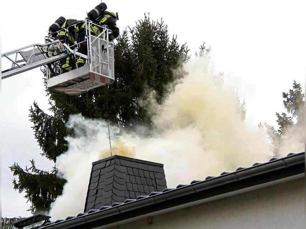 Unser Symbolfoto zeigt einen Kaminbrand. Um die Gefahr zu bannen, kehren die Einsatzkräfte der Feuerwehr den Schornstein. Symbolfoto: Mund