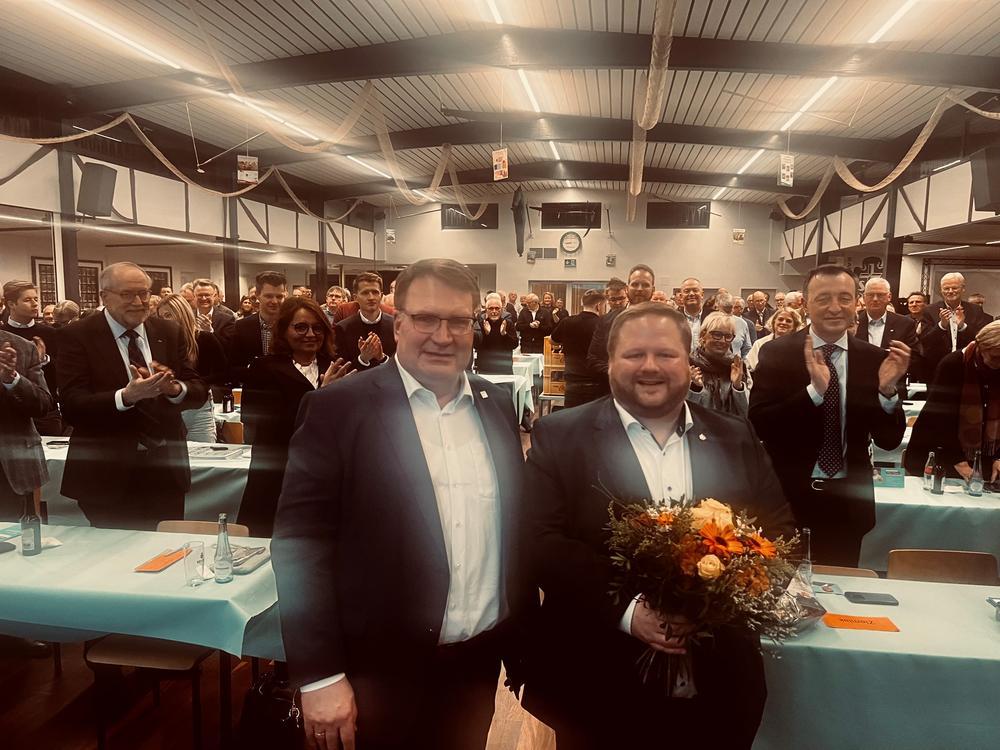 Versammlungsleiter Markus Patzke gratuliert dem CDU-Kandidaten für das Landratsamt, Heinrich Frieling, zur Wahl. Foto: Bastert