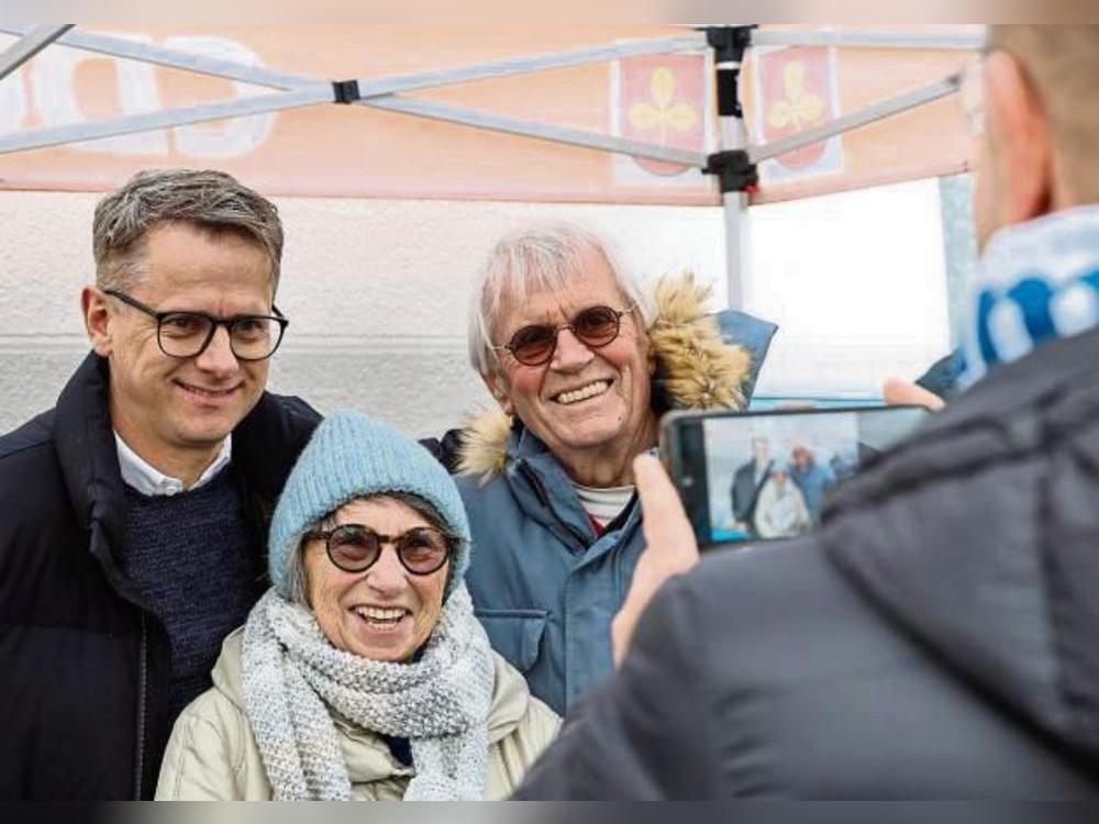 Zeit für Gespräche und Fotos: Ulrike und Hermann Schumacher aus Upsprunge ließen sich von Bürgermeister Ulrich Berger mit Carsten Linnemann fotografieren. Foto: Laame