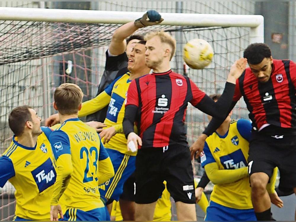 Das 1:0 für den SV Lippstadt fiel nach dieser Ecke von Gerrit Kaiser in der 8. Minute: Max Kamann und David Dören (r.) stiegen zum Kopfball hoch, Dören drückte die Kugel schließlich knapp über die Linie. Foto: Lütkehaus