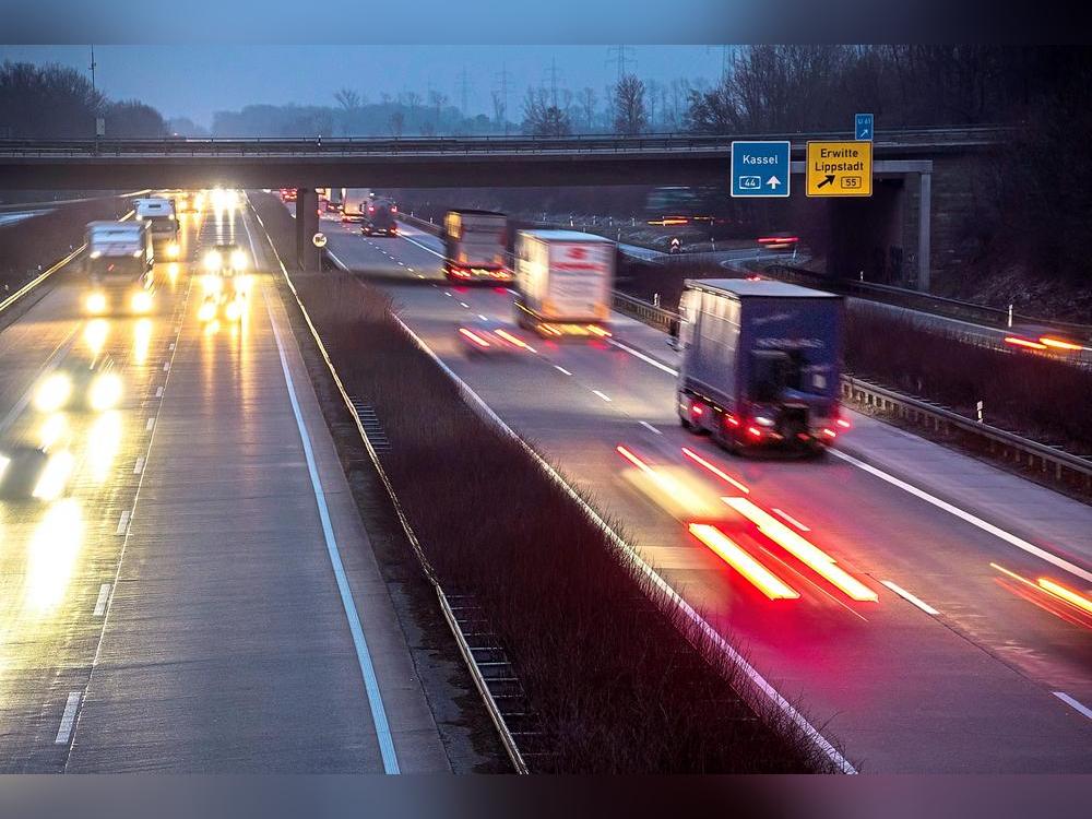 Diebe haben es offenbar gezielt auf Lkw-Ladung abgesehen. Gleich zwei Vorfälle in einer Nacht gab es an A44-Rastplätzen bei Anröchte. Foto: Winkelmann