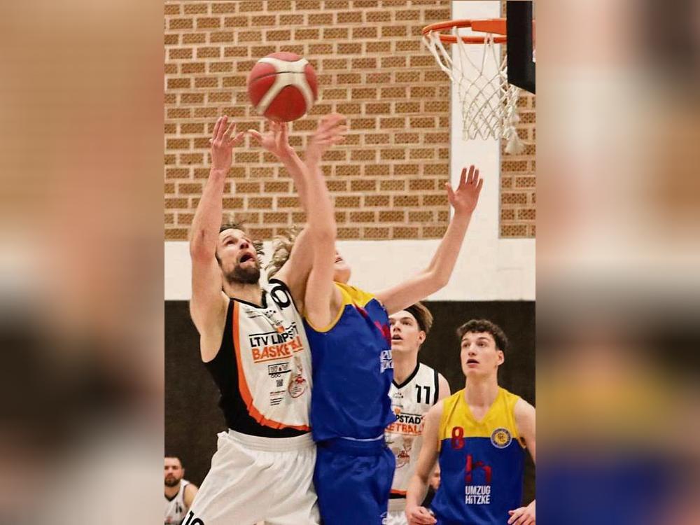 Trotz aller Anstrengungen verloren die LTV-Basketballer (in Weiß) auch das Rückspiel gegen Soest. Am Ende hieß es 85:66 für den Titelanwärter aus der Kreisstadt. Foto: Feichtinger