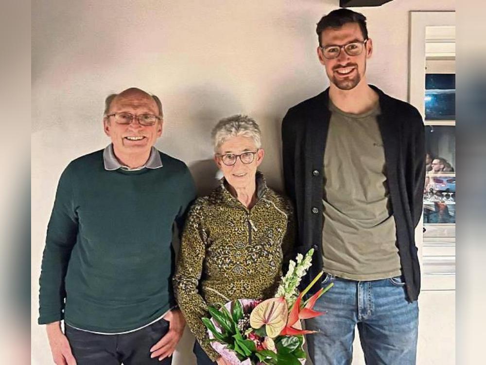 Verabschiedungen: Franz Grawe (l.), Leichtathletik-Abteilungsleiter beim TSV Rüthen, dankte der ausscheidenden Kassiererin Gisela Ring. Spitzenathlet Tobias Herrmann (r.) verlässt den TSV ebenfalls und wechselt zum LC Paderborn.