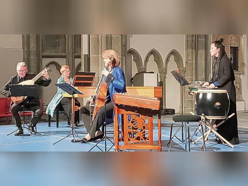 Die Hamburger Ratsmusik mit Gast-Musikerin (v.l.): Ulrich Wedemeier an der Laute, Anke Dennert am Cembalo und Simone Eckert an der Viola da Gamba. Die chinesische Musikerin Lin Chen rythmitisierte die Stücke mit verschiedenen Percussion-Instrumenten.