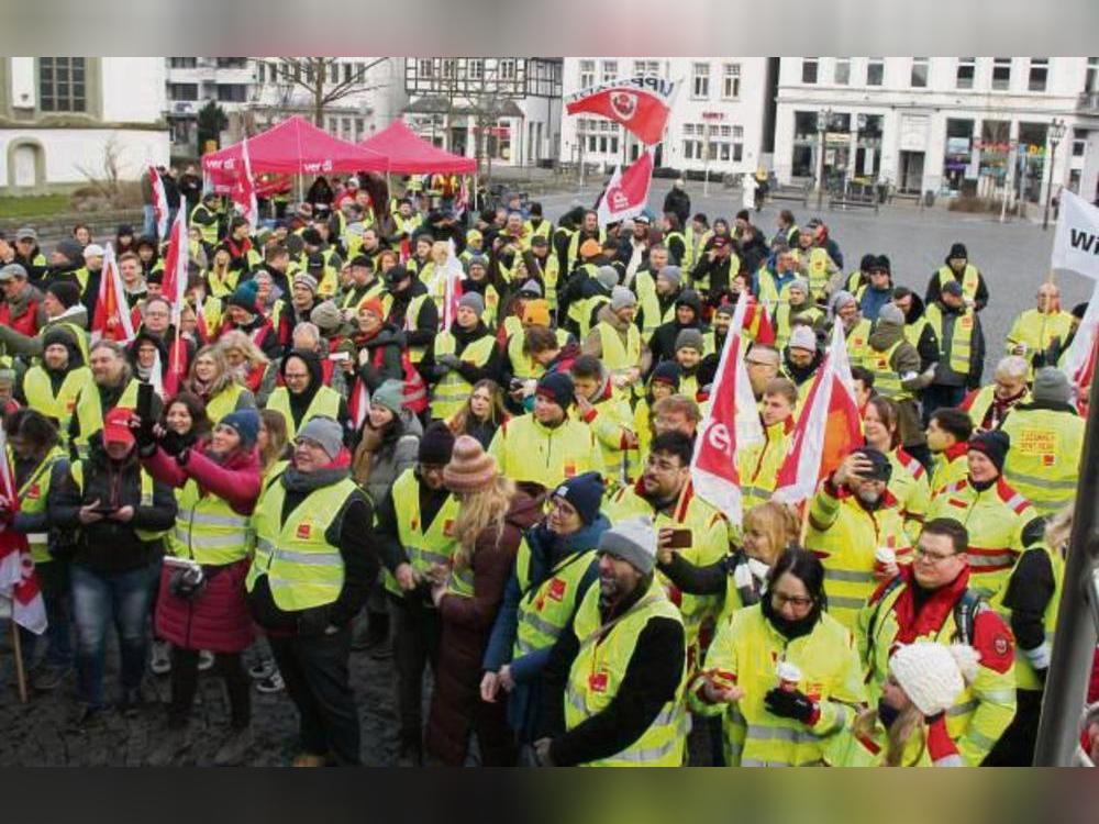 An der Demo nahmen unter anderem Mitarbeiter der Stadtverwaltungen Lippstadt, Soest und Rüthen teil.