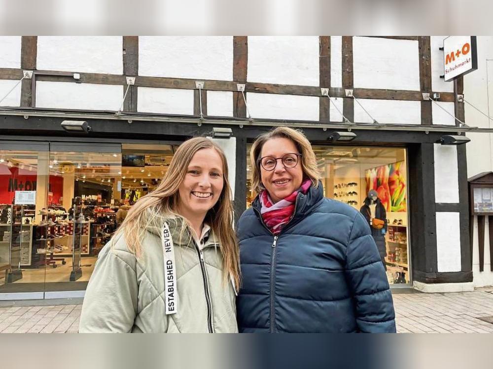 Aus dem M+O Schuhmarkt wird ein Hammerschmidt Outlet. Die Filialleitung übernehmen Amy Gördes (l.) und ihre Stellvertreterin Christa-Paulina Dootz. Fotos: Rückert