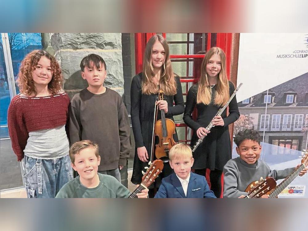 Das sind die Gewinner des Regionalwettbewerbs „Jugend musiziert“ (hinten, v.l.): Mia-Lin Eichhorn, Tim Eichhorn, Miriam Preuschoff und Lea Barnstorf-Laumanns sowie Ole Schröer, Jonathan Steiner und Kiro Kiala.