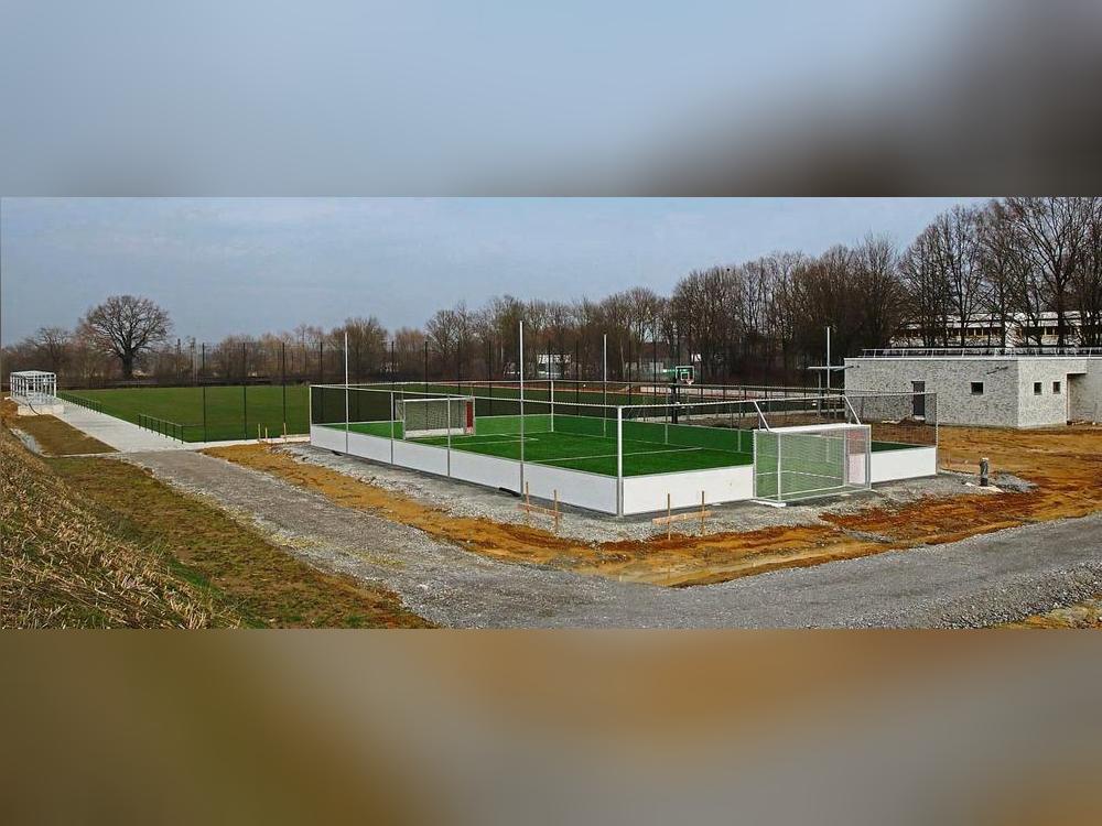 In riesen Schritten voran geht das Projekt Sportzentrum Ost in Dedinghausen. Im Sommer 2025 soll die neue Anlage offiziell eingeweiht werden. Der Trainings- und Spielbetrieb für die blau-weißen Kicker findet dann komplett im Kleefeld statt. Foto: Wiegand