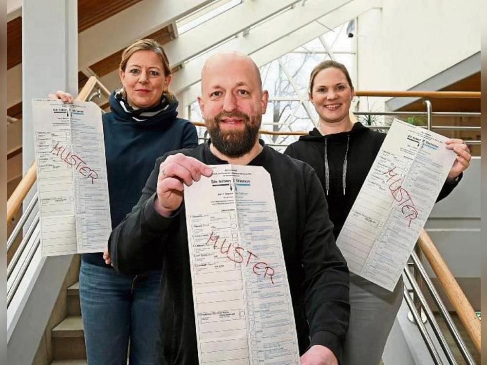 Druckfrisch eingetroffen sind die Wahlzettel, v. l. Kathrin Lükermann, Andre Drewer und Christin Thiemann aus dem Kreiswahlbüro zeigen den Stimmzettel für die Bundestagswahl am 23. Februar. Foto: Schulte-Nölle/Kreis