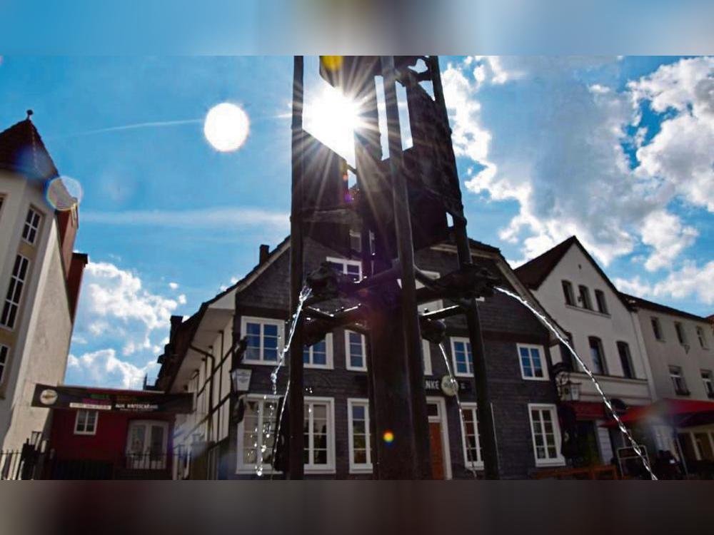 Wenn die Sonne knallt, wird es regelrecht unerträglich auf dem Marktplatz. Dem werden bald aber entweder Schirme oder Segel entgegenwirken. Archivfoto: Kossack