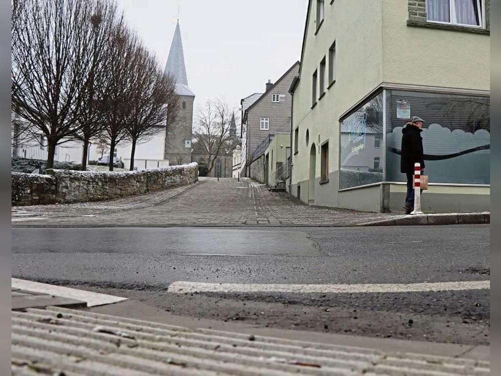 Die Bordsteine in Höhe der Piepergasse sind bereits abgesenkt. Ein möglicher Zebrastreifen an dieser Stelle ist mit der Absage durch den Kreis Soest hingegen fraglich. Foto: Dietz