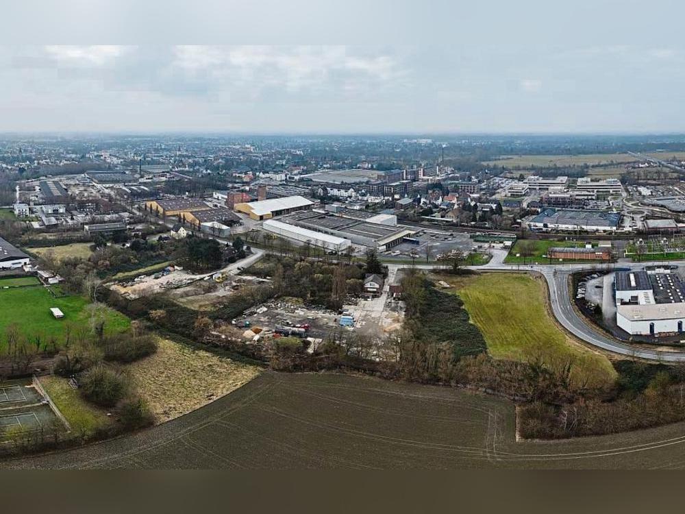 Unweit des Umspannwerks und des Auffahrtsarms zur B 55 (Fahrtrichtung Erwitte) könnte die neue Feuer- und Rettungswache südlich des Roßfelds auf Flächen der Stadtwerke entstehen. Der Rat kann zwischen diesem Areal und dem Uniongelände entscheiden. Foto: Eickhoff