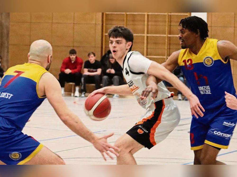 Artem Sibagatov (M.) und die Basketballer des LTV Lippstadt setzen den Reigen an Topspielen in der Oberliga mit der Auswärtspartie in Leopoldshöhe fort. Foto: Feichtinger