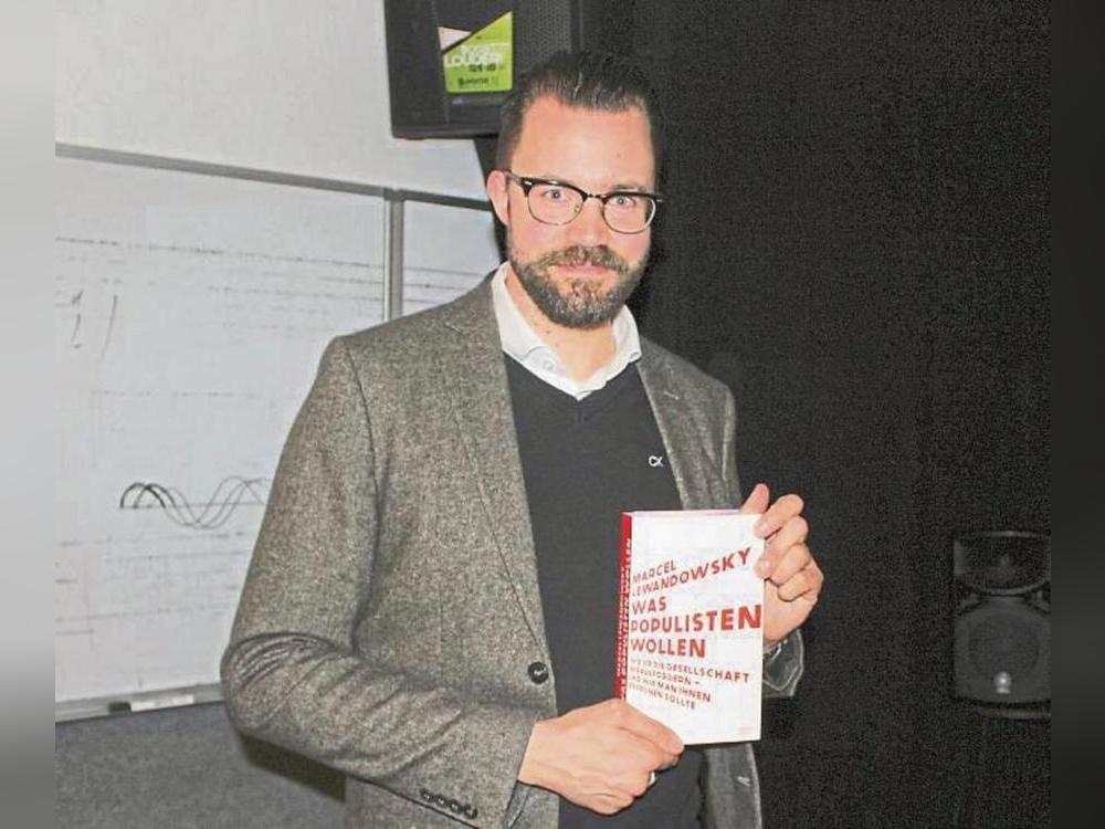 Mit seinem Buch „Was Populisten wollen“ kam Politikwissenschaftler Marcel Lewandowsky nach Lippstadt. Foto: Mintert