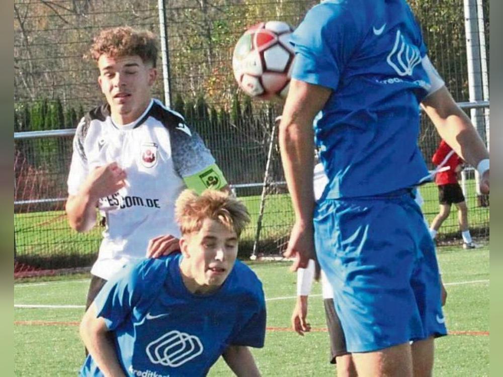 Die A-Junioren des SV Lippstadt (in Weiß) wollen nach durchwachsener Hinrunde noch mal angreifen. Foto: Dannhausen