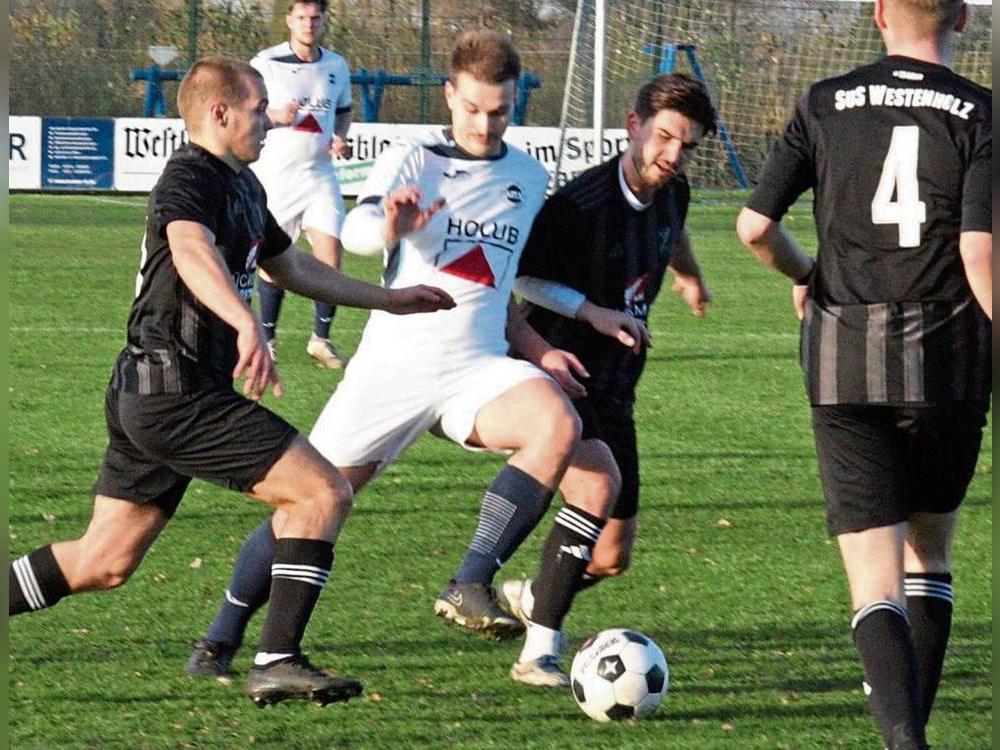 Der SuS Westenholz (schwarze Trikots) dürfte spielen. Die Partie in Oelde am Sonntag wird auf Kunstrasen ausgetragen. SuS-Trainer Schormann weiß nach der Vorbereitung nicht ganz genau, wo seine Mannschaft steht. Foto: Schlink