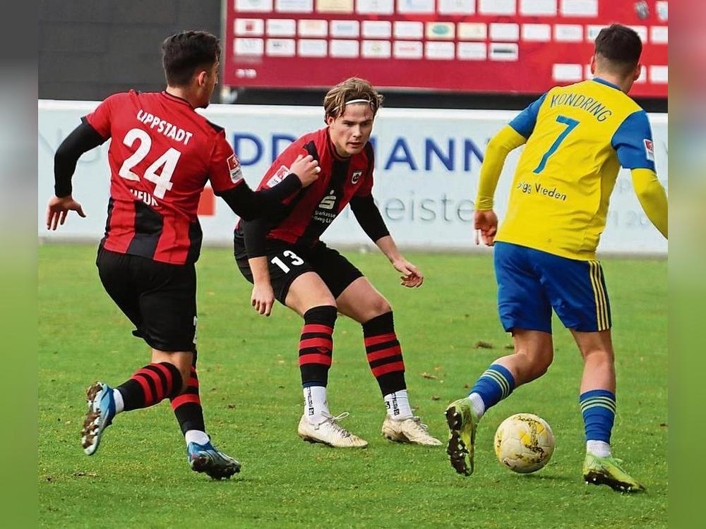 Die Winterneuzugänge des SV Lippstadt Fatih Ufuk (l.) und Justus Meier sind auch im Auswärtsspiel bei Concordia Wiemelhausen gesetzt. Im Tor steht wieder Luca Beermann, der vom SC Wiedenbrück kam. Foto: Lütkehaus