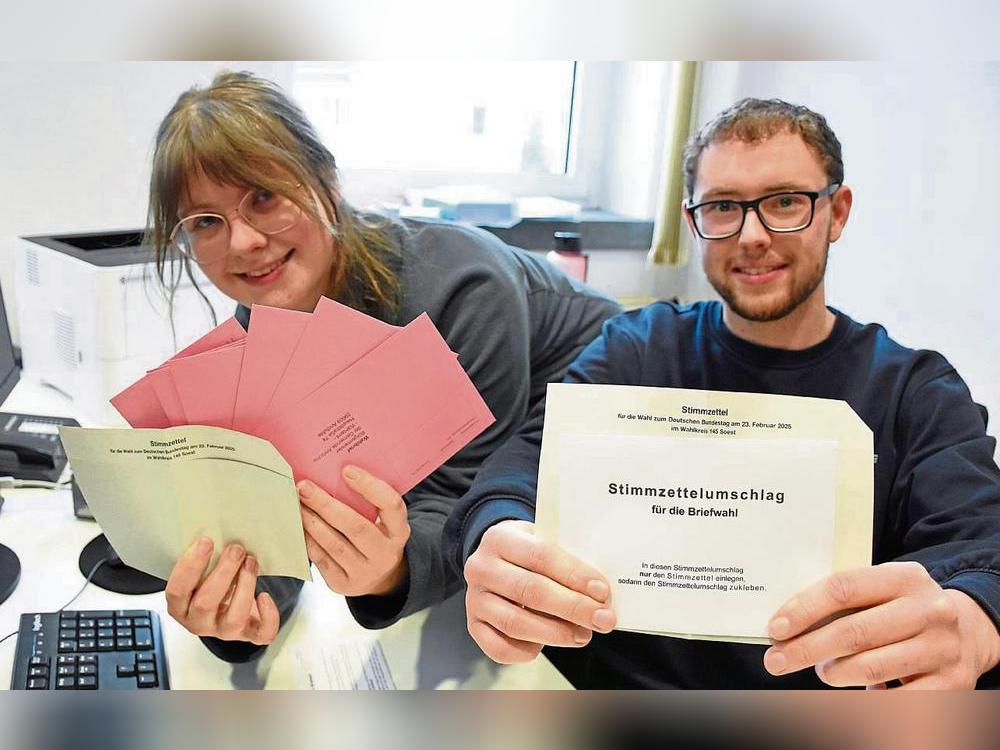 Die Azubis Maja-Naima Schriek und Jay Morgan helfen im Anröchter Wahlamt mit. Foto: Giannakis