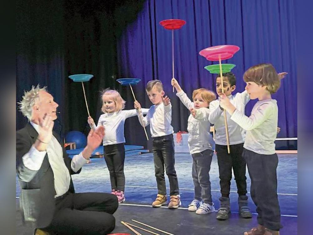 Mit Akrobatik und Jonglage unterhielten die Kinder der Kita Rasselbande am Freitag im Antonianum. Foto: Frenz