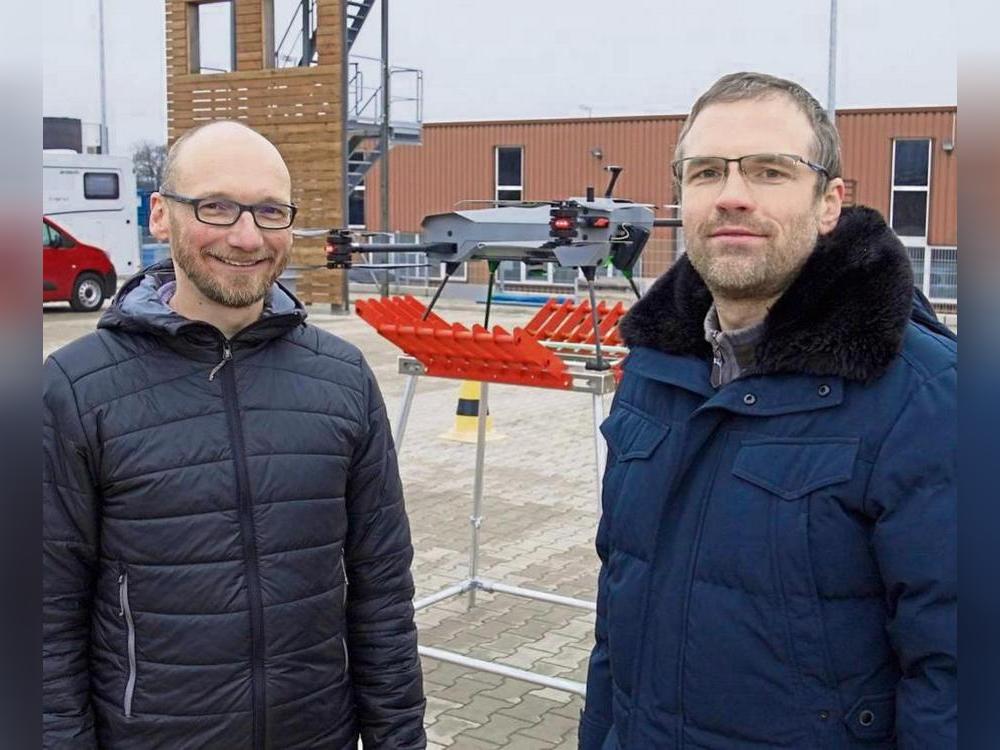 Prof. Dr. Stefan Lier aus Meschede (l.) und Prof. Dr. Andreas Schwung aus Soest forschen an autonomen Drohnen-Fluglinien.