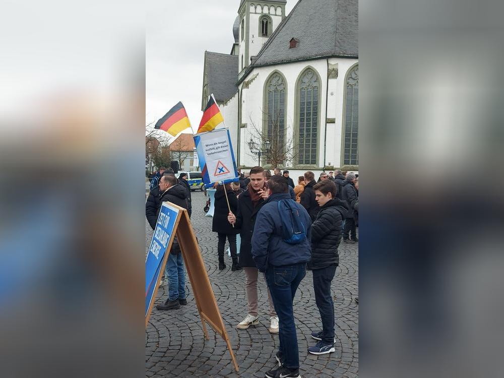 Nur ein junger Mann hat ein Transparent gebastelt: „Wenn die Ampel ausfällt, gilt dieses Verkehrszeichen“, steht darauf. Foto: Kossack