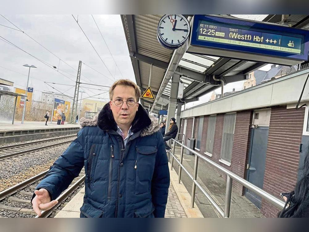 „Die Fahrt fällt aus“: Ulrich von Zons’ großes Anliegen ist es, die Bahn zukunftsfähig zu machen. Foto: Rückert