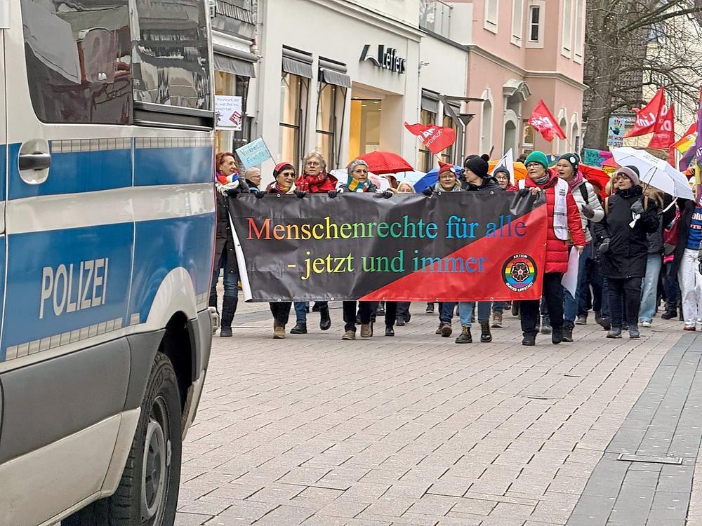 Die „Omas gegen Rechts“ hatten sich am Samstag für Vielfalt und Demokratie in der City stark gemacht – und waren dabei vom AfD-Landtagsabgeordneten Christian Blex verbal angegriffen worden. Sie äußern sich jetzt in einem offenen Biref. Foto: Mund