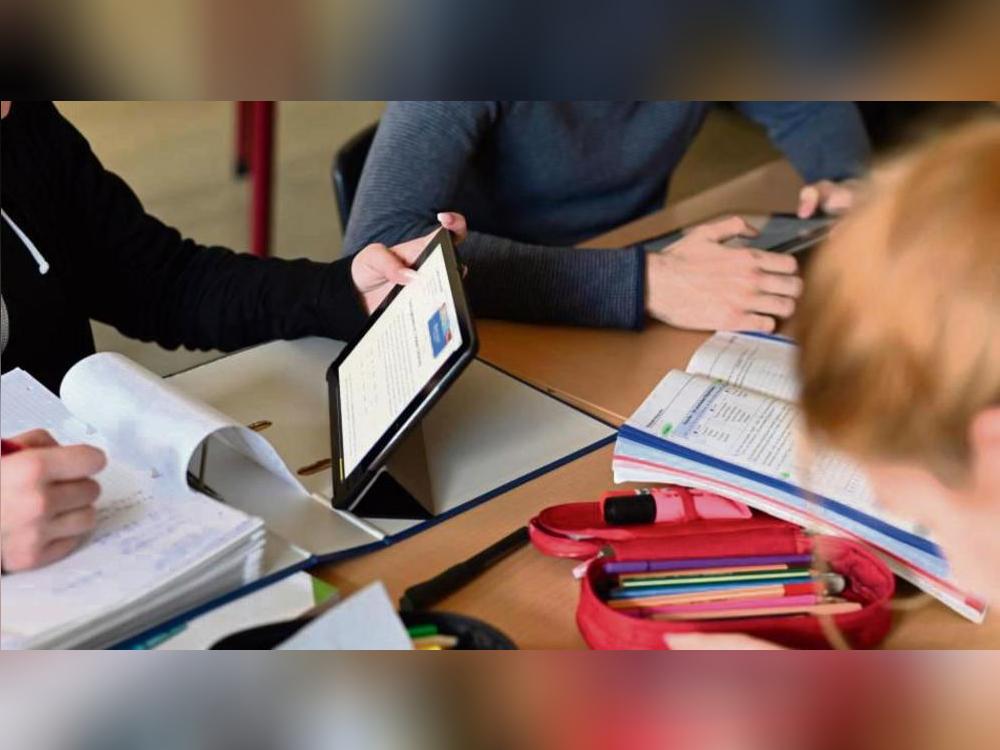 Viele Schultablets müssen bald in Lippstadt ersetzt werden. Da nicht alle Förderprogramme weiterlaufen, darf die Stadt womöglich selbst in die Tasche greifen. Foto: Uli Deck/dpa