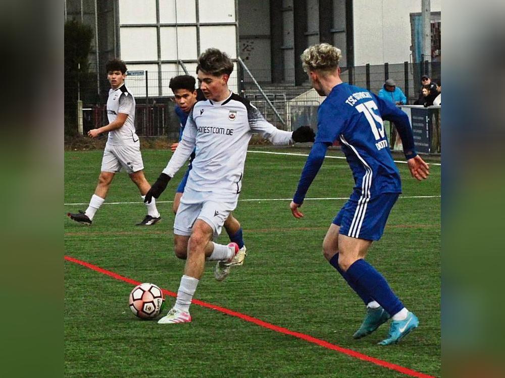 Die A-Junioren des SV Lippstadt (in Weiß) starteten in der Westfalenliga mit einem 3:2-Sieg gegen Eintracht Dortmund ins Fußballjahr 2025. Foto: Dannhausen