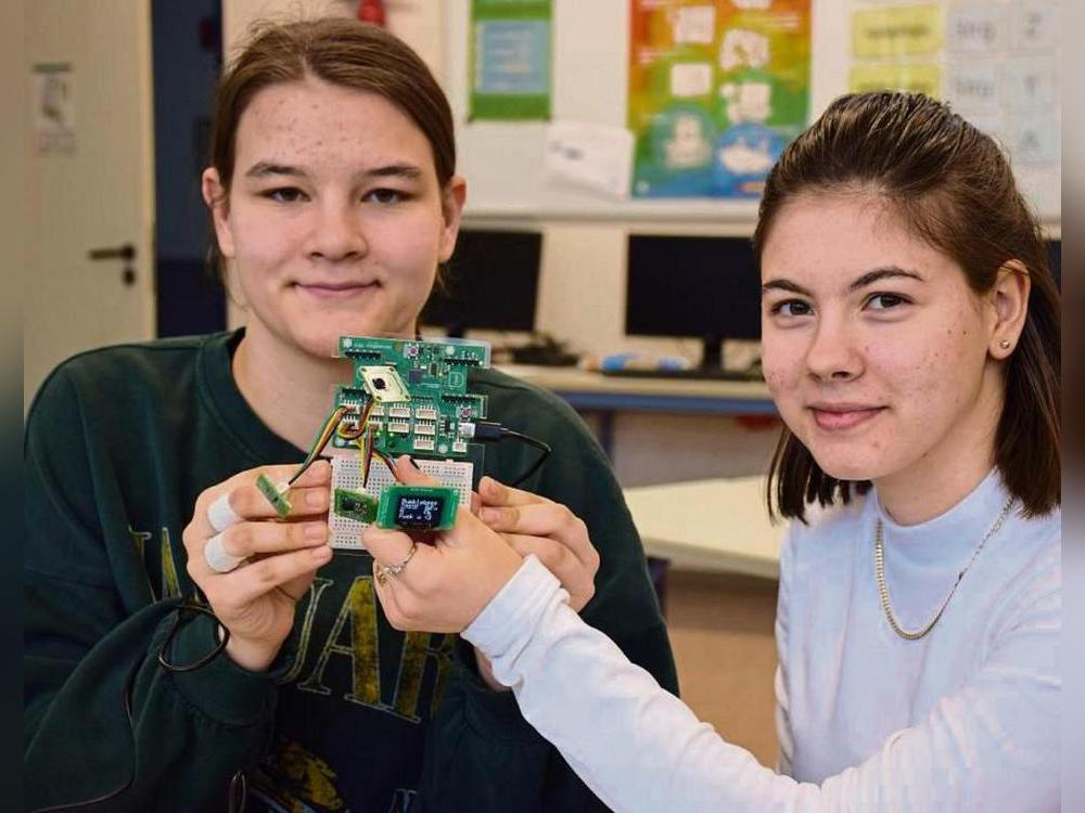 Die beiden Zehnklässlerinnen Tessa und Celine haben die Technik zusammengebaut und damit Messungen in der Schule durchgeführt. Foto: Kossack