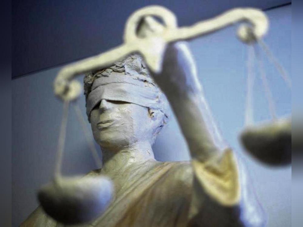 Justitia wacht über das Urteil: Wegen seines Beitrags zur Aufklärung wurde der Drogenkoch (37) zu zwei Jahren auf Bewährung verurteilt. Foto: dpa